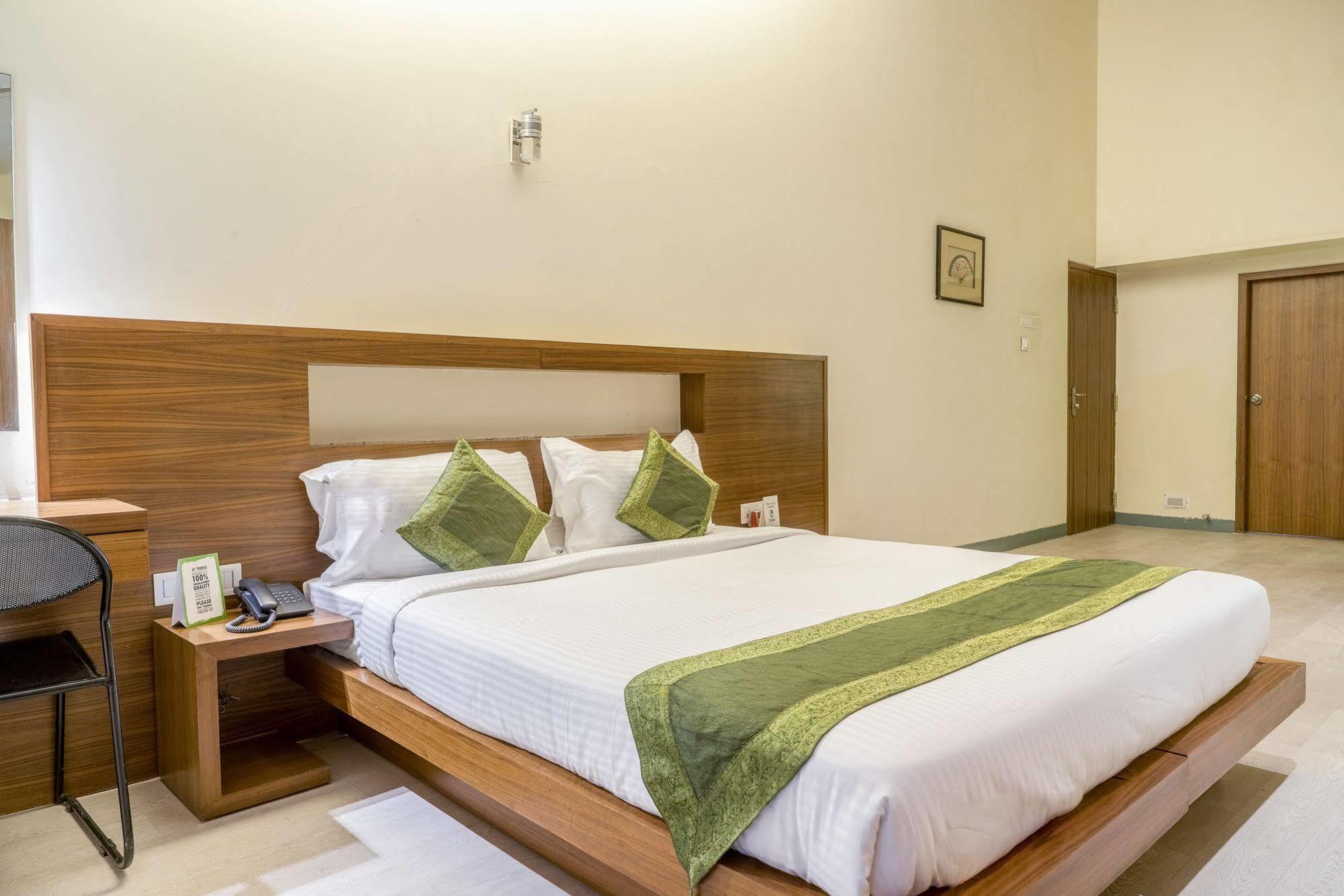 Mint Koregaon Park Next To Osho Ashram 푸네 외부 사진