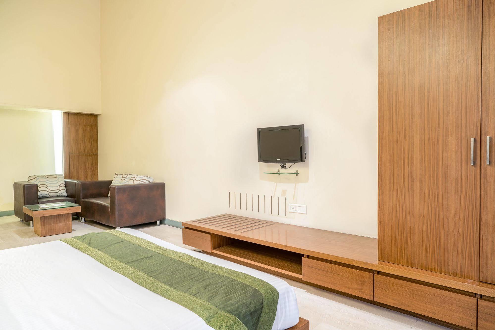 Mint Koregaon Park Next To Osho Ashram 푸네 외부 사진